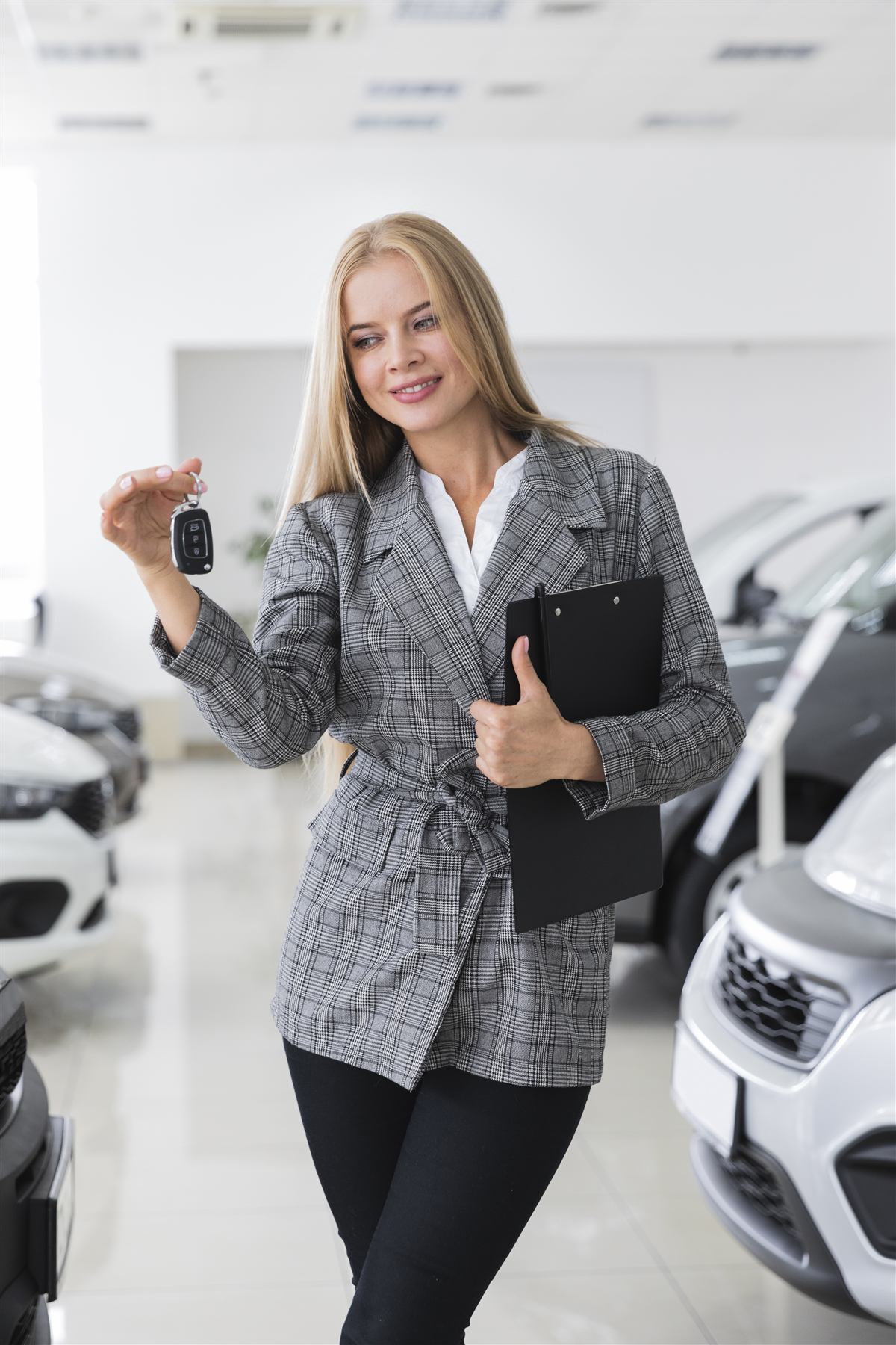 Cliente recibiendo las llaves de su vehiculo